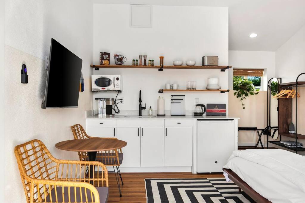 Aawanui Studio Suite.ʻoluʻolu Komo Chandler Luaran gambar